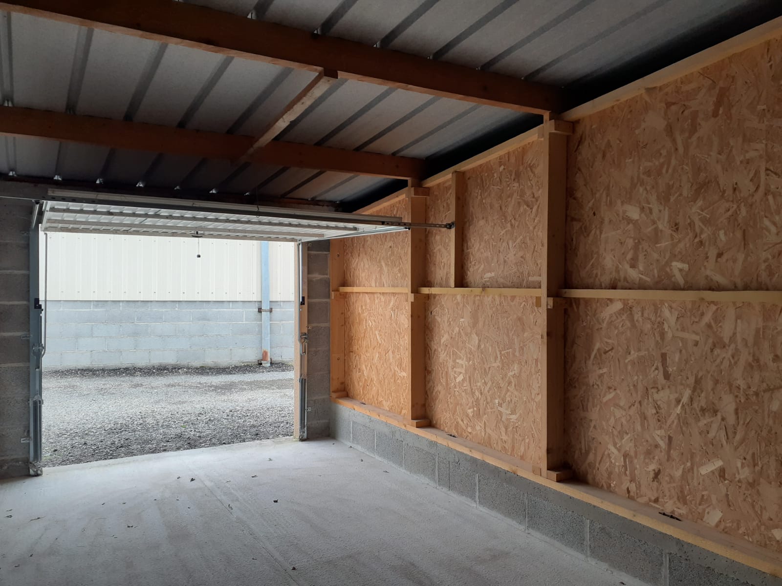 Intérieur box bois — porte ouverte