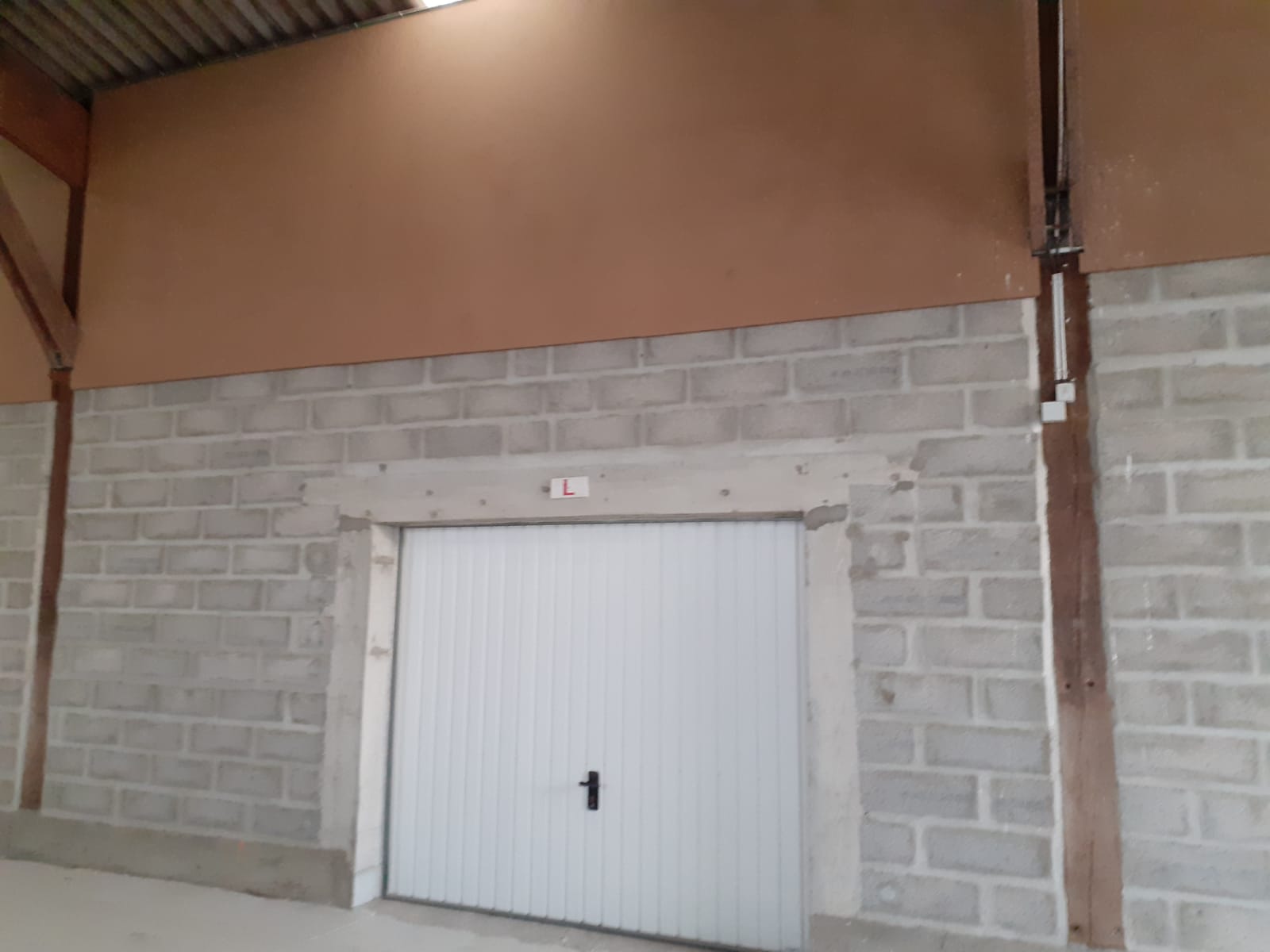 Box garage individuel — porte fermée